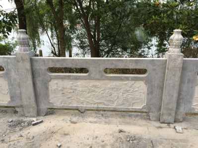 石欄桿是由天然石材經(jīng)過雕刻加工后而組合成的欄桿