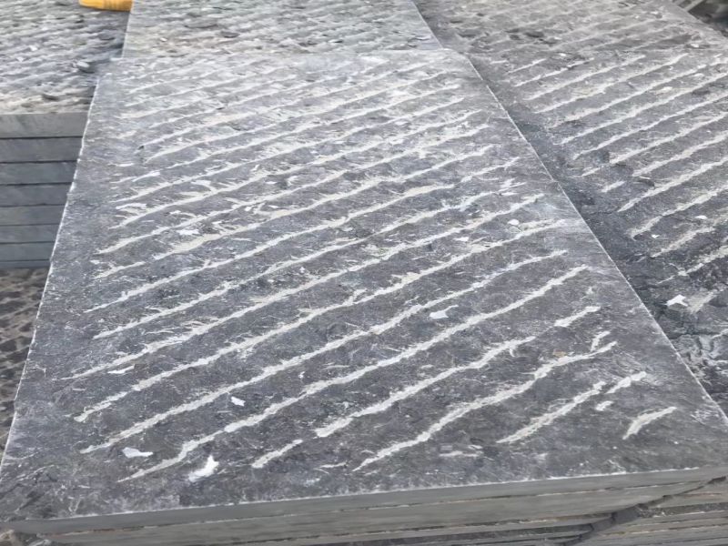 青石板攢道面是人工一攢一攢鏨打出來的，青石板攢道面鏨起來特別辛苦