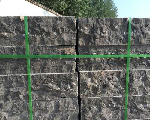 老石板鋪地石在景觀中得到了大量的應(yīng)用，因?yàn)槔鲜宓淖匀伙L(fēng)化和人們的走動(dòng)而形成的自然包漿，這種古樸的自然美，是現(xiàn)在的石材仿造不出來(lái)的，而現(xiàn)在的人民喜歡這種返樸歸真的田園生活，更是喜歡原始老石板鋪地的院落民居，原來(lái)的老石器老石板也是不可再生資源，所以老石板的價(jià)格這幾年一直在上漲。大家比較關(guān)心老石板的價(jià)格是多少，老石板是按米來(lái)計(jì)算還是按平方來(lái)計(jì)算，有的人說(shuō)老石板也可以按噸來(lái)計(jì)算，老石板因規(guī)格不同所以老石板的價(jià)格計(jì)算方法也不一樣的。青石板材大概100元左右一塊,其質(zhì)地密實(shí),強(qiáng)度中等,易于,可采用簡(jiǎn)單工藝鑿割成薄板或條形材,是理想的建筑裝飾材料。用于建筑物墻裙 、地坪鋪貼以及庭院欄桿(板)、臺(tái)階 燈,具有古建筑的獨(dú)特風(fēng)格。常用青石板的色澤為豆青色和深豆青色以及青色帶灰白結(jié)晶顆粒等多種。青石板格局工藝的不同分為粗毛面板、細(xì)毛面板和剁斧板等多種。###濟(jì)寧青石板材價(jià)格就120左右。青石是地殼中分布最廣的一種在海湖盆地生成的灰色或灰白色沉積巖(約占巖石圈的15%),是碳鹽巖中最重要的組成巖石。三角度3.7-3.8,吸水率 ≤0.75%,彎曲強(qiáng)度≥10.0MPa,光澤度60左右,密度2800千克/m3.