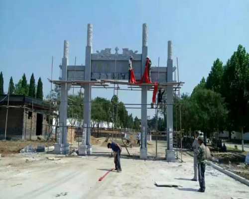 大量提供各種規(guī)格尺寸的青石板材、青石板鋪地石、仿古青石板、火燒面、機(jī)切面、荔枝面、斧剁面等。嘉祥青石板材生產(chǎn)廠家